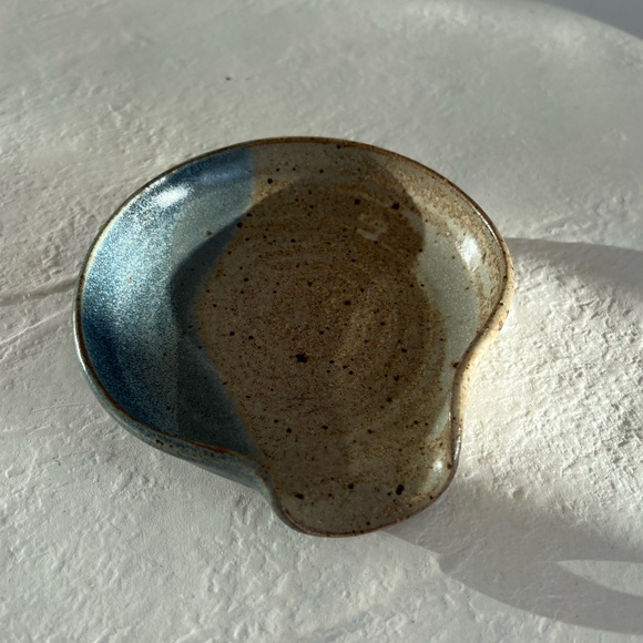 BEAUTIFUL BOHO ORGANIC HANDMADE SIGNED STUDIO POTTERY SPOON REST MID-CENTURY EUC - Picture 2 of 6